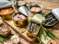 Boîtes de sardines, maquereaux et autres conserves de poisson. Un plat qui peut déclencher une allergie au poisson.