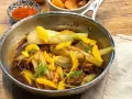 Fenouil et morceaux de viande mijotés dans une sauce sucré salé, garnis de zestes d'orange et d'aneth.