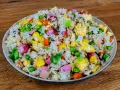 Riz cantonais coloré avec petits pois, maïs, carottes, œuf et jambon. Quelle sauce soja pour riz cantonais ? Une touche de sauce soja rehausse ce plat.