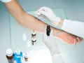 Test cutané pour la **désensibilisation allergies**. Un bras est marqué de cases où des gouttes sont appliquées.