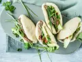 Délicieux bao buns garnis de bœuf, avocat, coriandre et oignons verts. Une recette facile pour un repas savoureux.
