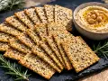 Craquez pour ces délicieux crackers maison aux graines, parfaits avec un houmous crémeux.