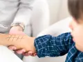 Un enfant subit un test cutané pour diagnostiquer une allergie chataigne. Des gouttes sont appliquées sur son bras marqué de lignes.