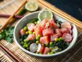 Un délicieux poke bowl riz avec du thon cru, des petits pois, des radis, des algues et des graines de sésame.