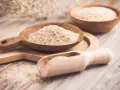 Cuillères en bois remplies de psyllium, une aide naturelle pour le transit.
