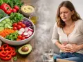 Une femme souffre de maux d'estomac après avoir mangé une salade verte.