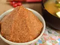 Un bol de pâte de miso brun, prêt à être transformé en une délicieuse sauce miso blanc.