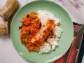 Filet de saumon nappé de sauce teriyaki, servi avec du riz blanc et une julienne de légumes croquants.