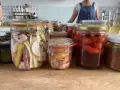 Bocaux de légumes lacto-fermentés, colorés et variés, prêts à être dégustés. Des pickles de légumes maison pour une touche croquante.
