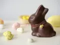 Un lapin en chocolat, entouré d'œufs de Pâques. Attention, le chocolat constipe !