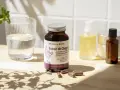 Bouteille d'extrait de Chaga, compléments alimentaires et verre d'eau. Découvrez les chaga bienfaits pour votre bien-être.