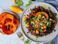 Assiette de riz vénéré aux courges rôties, oranges et feta, garnie de pistaches et coriandre. Un délice visuel et gustatif.