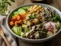 Un délicieux bouddha bowl coloré avec tofu grillé, patates douces, avocat, lentilles, pois chiches, quinoa et radis.