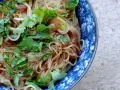 Délicieuse recette de nouilles de riz sauce soja, garnie de coriandre fraîche. Un plat simple et savoureux.