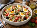 Salade de riz aux œufs, thon, olives et tomates, assaisonnée d'une vinaigrette vinaigre de riz.