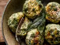 Boules de pain et d'épinards, parsemées de parmesan et garnies de feuilles de sauge. Une délicieuse recette d'épinard à essayer.