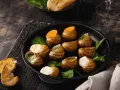Plat d'escargots à l'ail et persil, servi avec du pain grillé. Attention, une allergie escargot peut survenir !