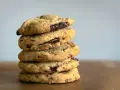 Pile de délicieux cookies aux pépites de chocolat, faits avec de l'huile de coco pour une texture parfaite.