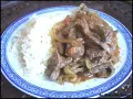 Boeuf sauce soja, tendre et savoureux, servi avec du riz blanc parfumé. Un plat asiatique réconfortant.