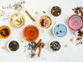 Assortiment de thés colorés, dont une tisane anti inflammatoire, avec des épices et des fleurs séchées.