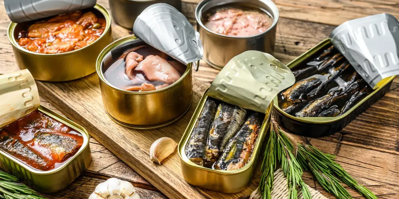 Boîtes de sardines, maquereaux et autres conserves de poisson. Un plat qui peut déclencher une allergie au poisson.