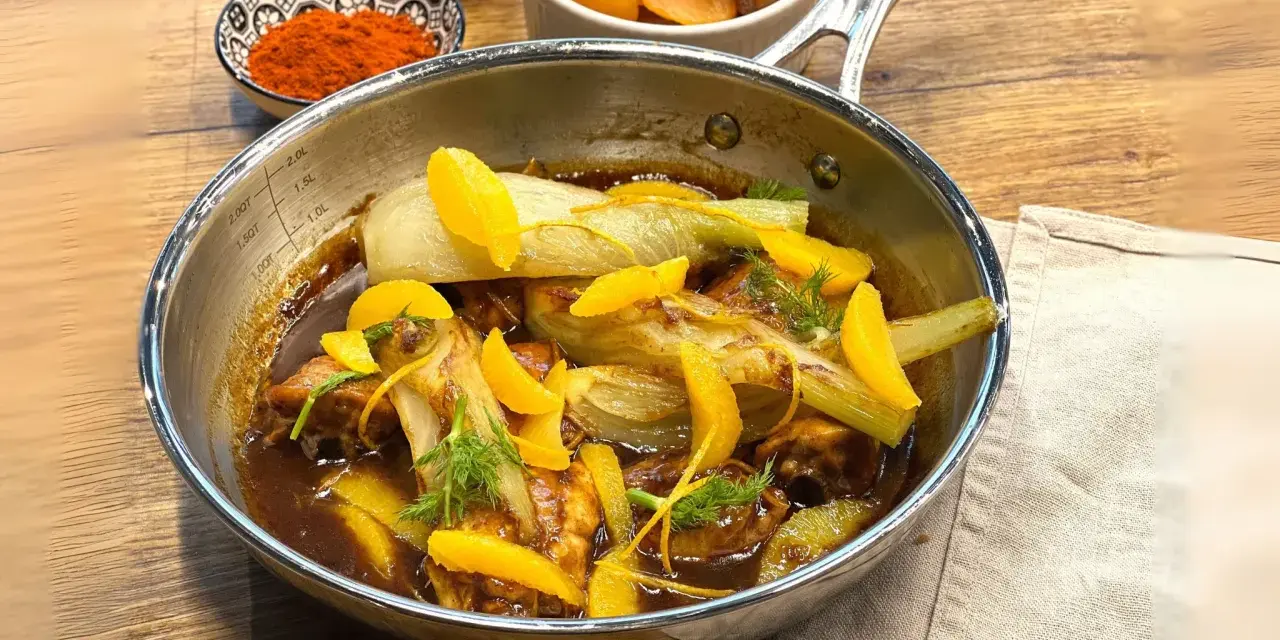 Fenouil et morceaux de viande mijotés dans une sauce sucré salé, garnis de zestes d'orange et d'aneth.