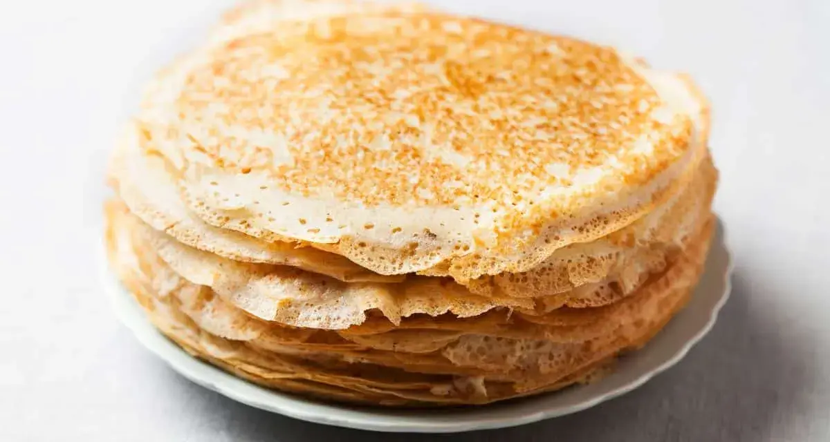 Pile de crêpes dorées, parfaites pour remplacer la farine de blé par de la farine de riz pour une texture légère.