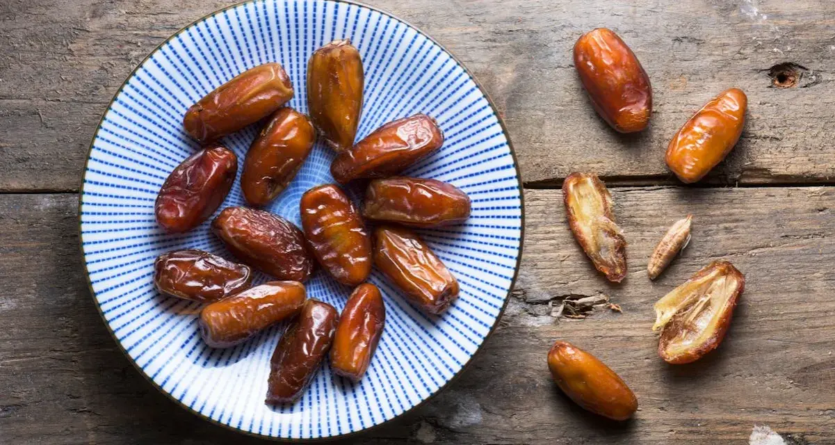 Assiette de dattes sur fond de bois. Une personne souffrant d'allergie aux dattes ne peut pas en manger.