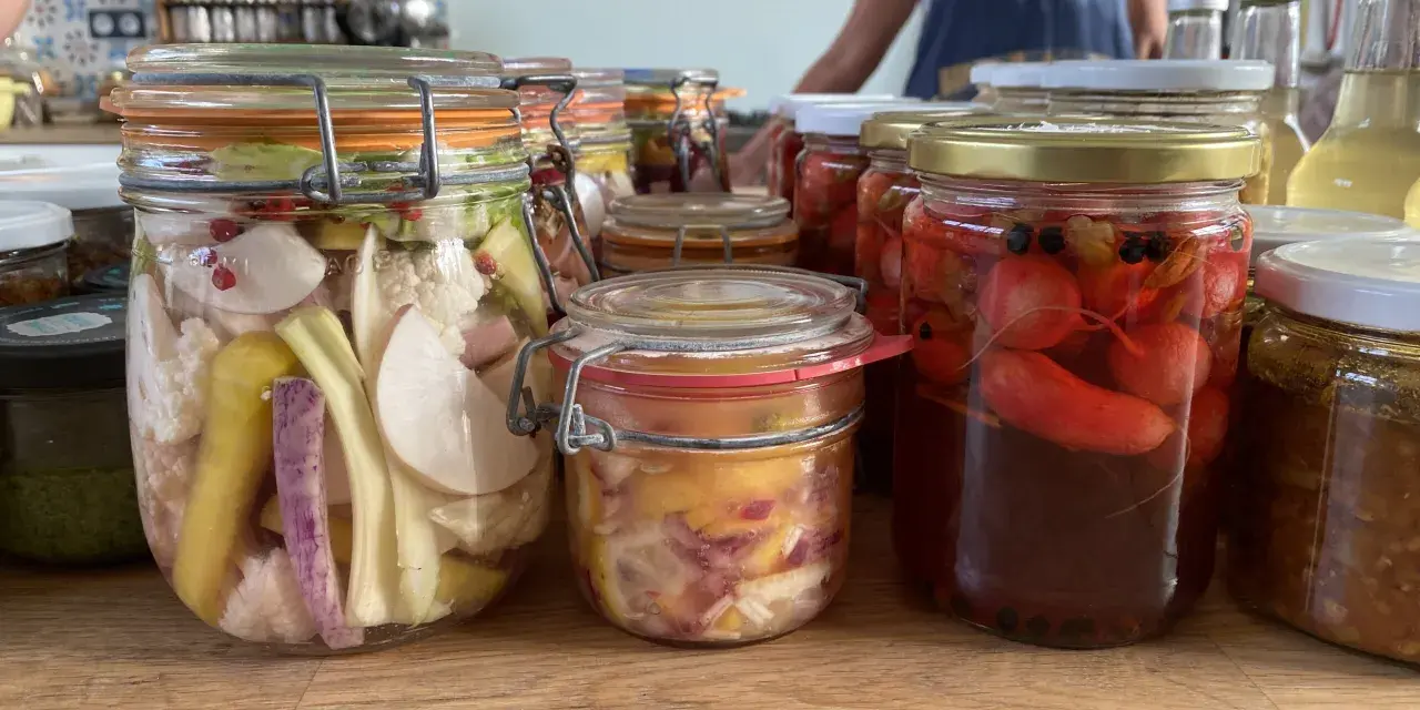 Bocaux de légumes lacto-fermentés, colorés et variés, prêts à être dégustés. Des pickles de légumes maison pour une touche croquante.