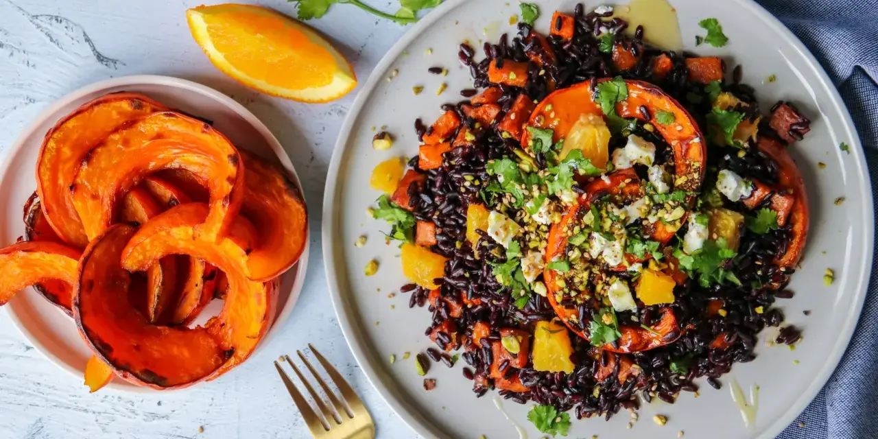 Assiette de riz vénéré aux courges rôties, oranges et feta, garnie de pistaches et coriandre. Un délice visuel et gustatif.