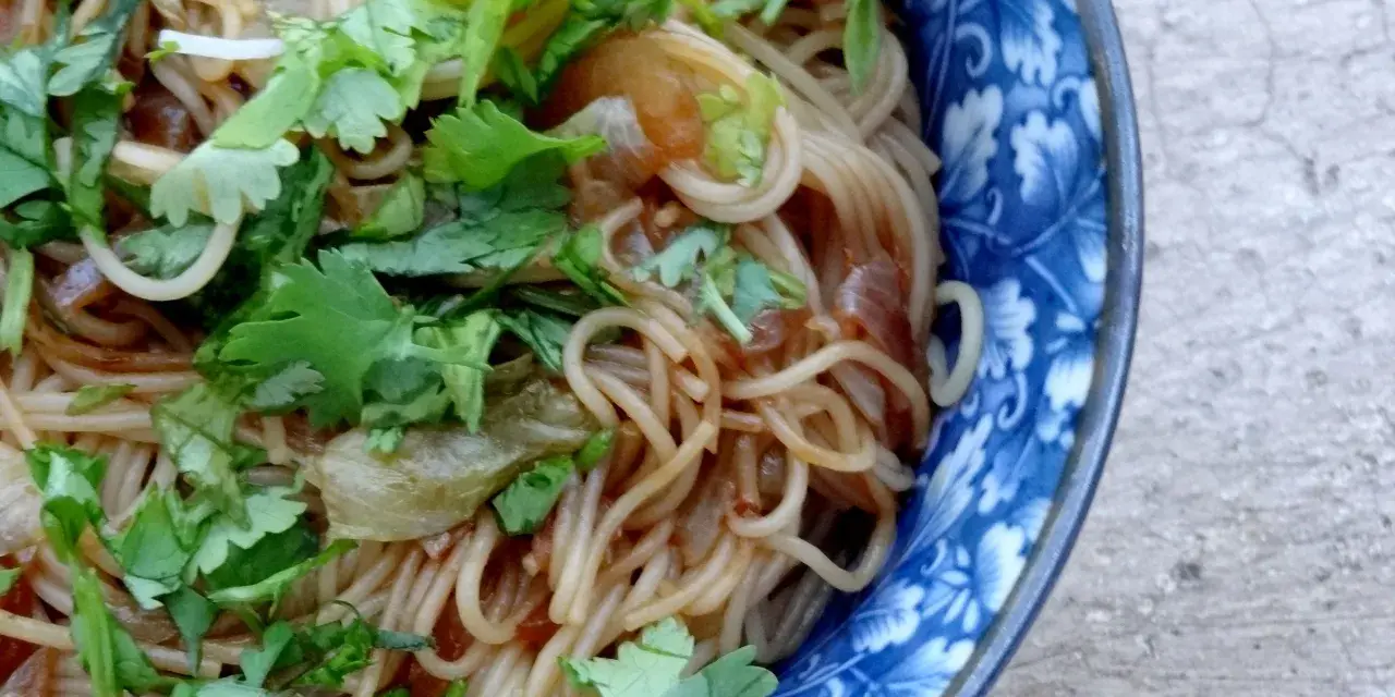 Délicieuse recette de nouilles de riz sauce soja, garnie de coriandre fraîche. Un plat simple et savoureux.