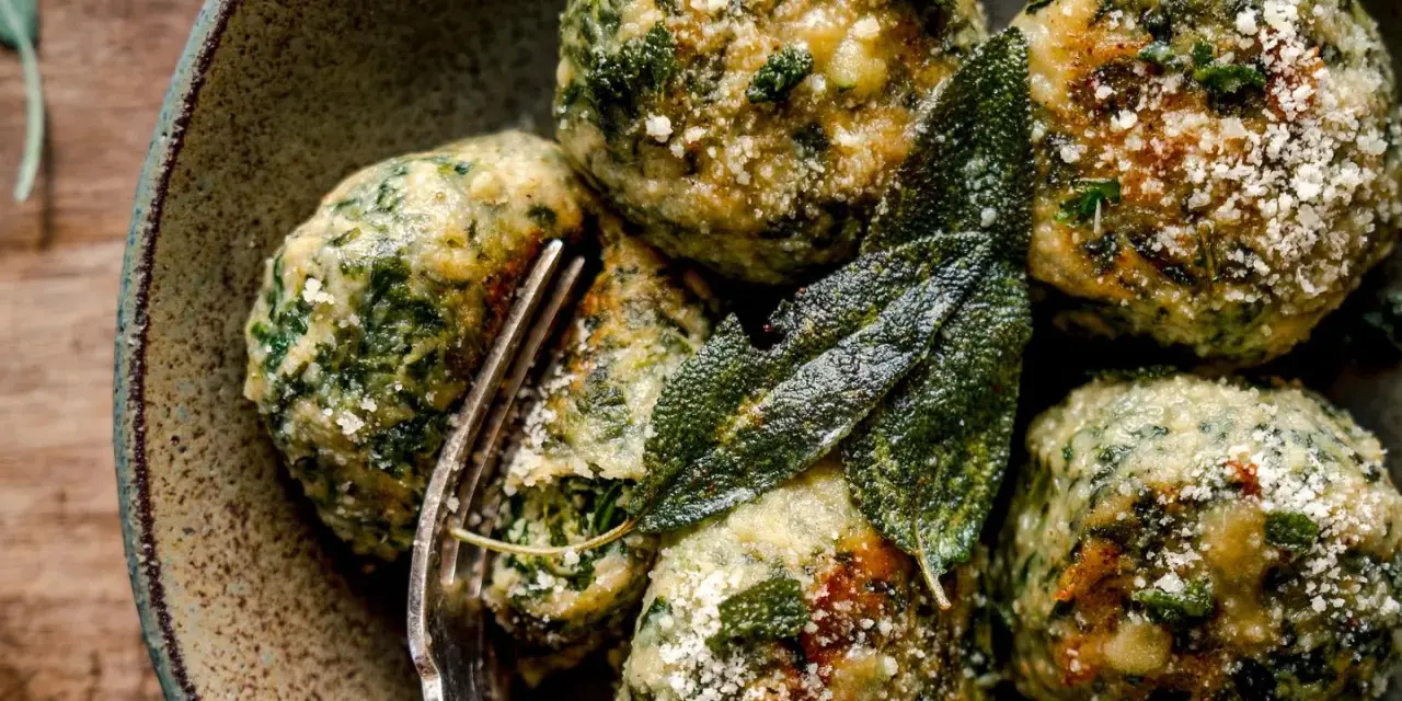 Boules de pain et d'épinards, parsemées de parmesan et garnies de feuilles de sauge. Une délicieuse recette d'épinard à essayer.
