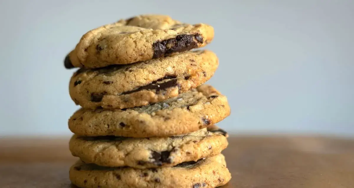 Pile de délicieux cookies aux pépites de chocolat, faits avec de l'huile de coco pour une texture parfaite.