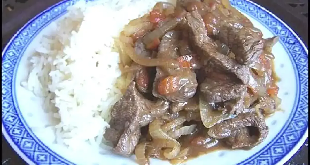 Boeuf sauce soja, tendre et savoureux, servi avec du riz blanc parfumé. Un plat asiatique réconfortant.