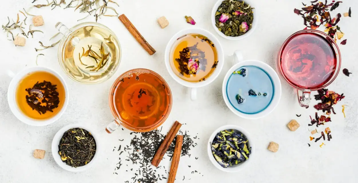 Assortiment de thés colorés, dont une tisane anti inflammatoire, avec des épices et des fleurs séchées.