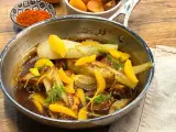 Fenouil et morceaux de viande mijotés dans une sauce sucré salé, garnis de zestes d'orange et d'aneth.