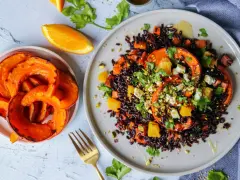 Assiette de riz vénéré aux courges rôties, oranges et feta, garnie de pistaches et coriandre. Un délice visuel et gustatif.