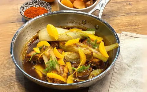 Fenouil et morceaux de viande mijotés dans une sauce sucré salé, garnis de zestes d'orange et d'aneth.