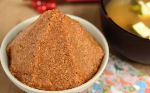 Un bol de pâte de miso brun, prêt à être transformé en une délicieuse sauce miso blanc.