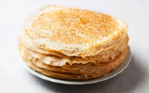 Pile de crêpes dorées, parfaites pour remplacer la farine de blé par de la farine de riz pour une texture légère.