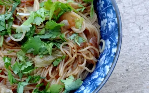 Délicieuse recette de nouilles de riz sauce soja, garnie de coriandre fraîche. Un plat simple et savoureux.