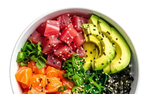 Un délicieux poke bowl avec thon, saumon, avocat, algues et sauce, garni de graines de sésame.