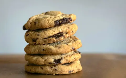 Pile de délicieux cookies aux pépites de chocolat, faits avec de l'huile de coco pour une texture parfaite.