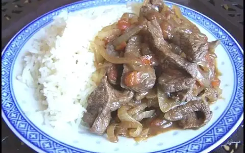 Boeuf sauce soja, tendre et savoureux, servi avec du riz blanc parfumé. Un plat asiatique réconfortant.