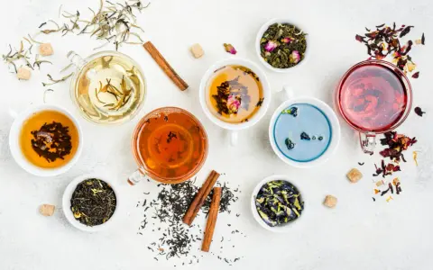 Assortiment de thés colorés, dont une tisane anti inflammatoire, avec des épices et des fleurs séchées.