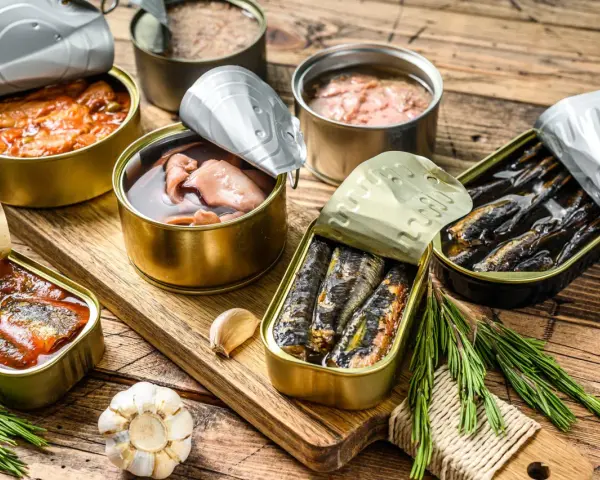 Boîtes de sardines, maquereaux et autres conserves de poisson. Un plat qui peut déclencher une allergie au poisson.