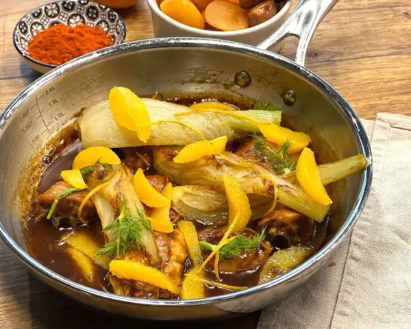 Fenouil et morceaux de viande mijotés dans une sauce sucré salé, garnis de zestes d'orange et d'aneth.