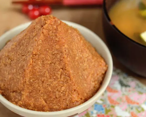 Un bol de pâte de miso brun, prêt à être transformé en une délicieuse sauce miso blanc.