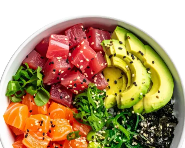 Un délicieux poke bowl avec thon, saumon, avocat, algues et sauce, garni de graines de sésame.