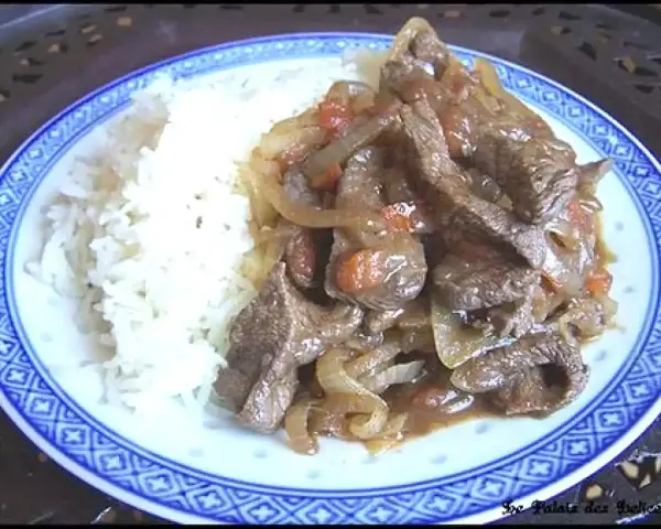 Boeuf sauce soja, tendre et savoureux, servi avec du riz blanc parfumé. Un plat asiatique réconfortant.